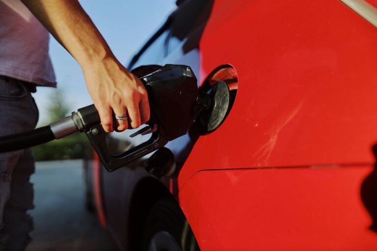 Conductor repostando en una gasolinera, con los descuentos de gasolina de Moeve hasta fin de año