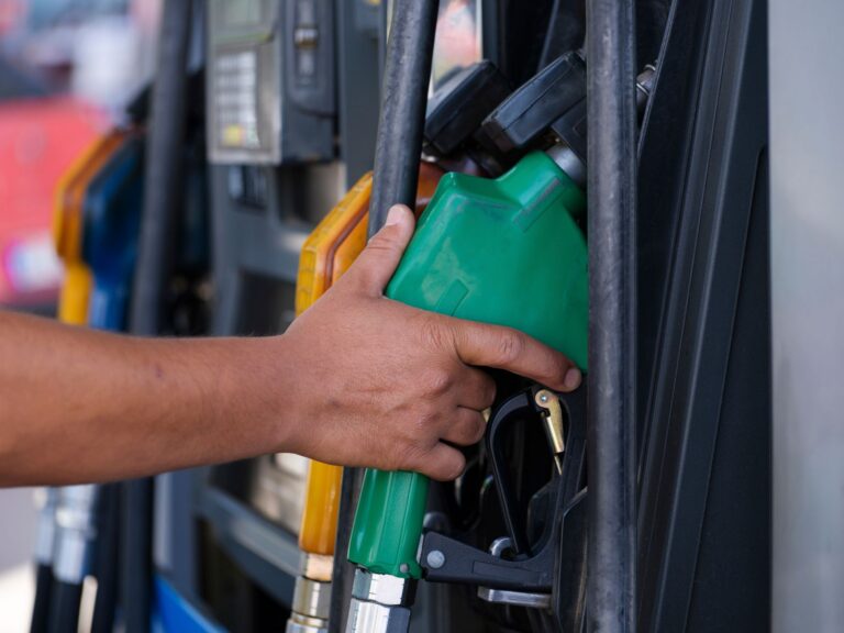 Conductor repostando diésel en una gasolinera mientras Francia libera reservas y la gasolina en Francia marca los precios de referencia
