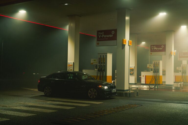 Gasolinera iluminada de noche, ejemplo de gasolineras 24 horas en el Baix Llobregat