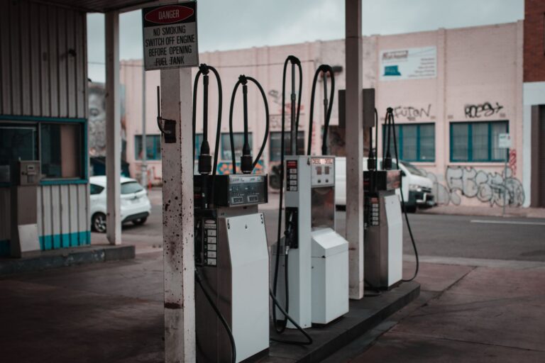 Surtidor de gasolinera con precios del carburante mientras el precio del petróleo Brent hoy de octubre de 2026 ronda los 100 dólares